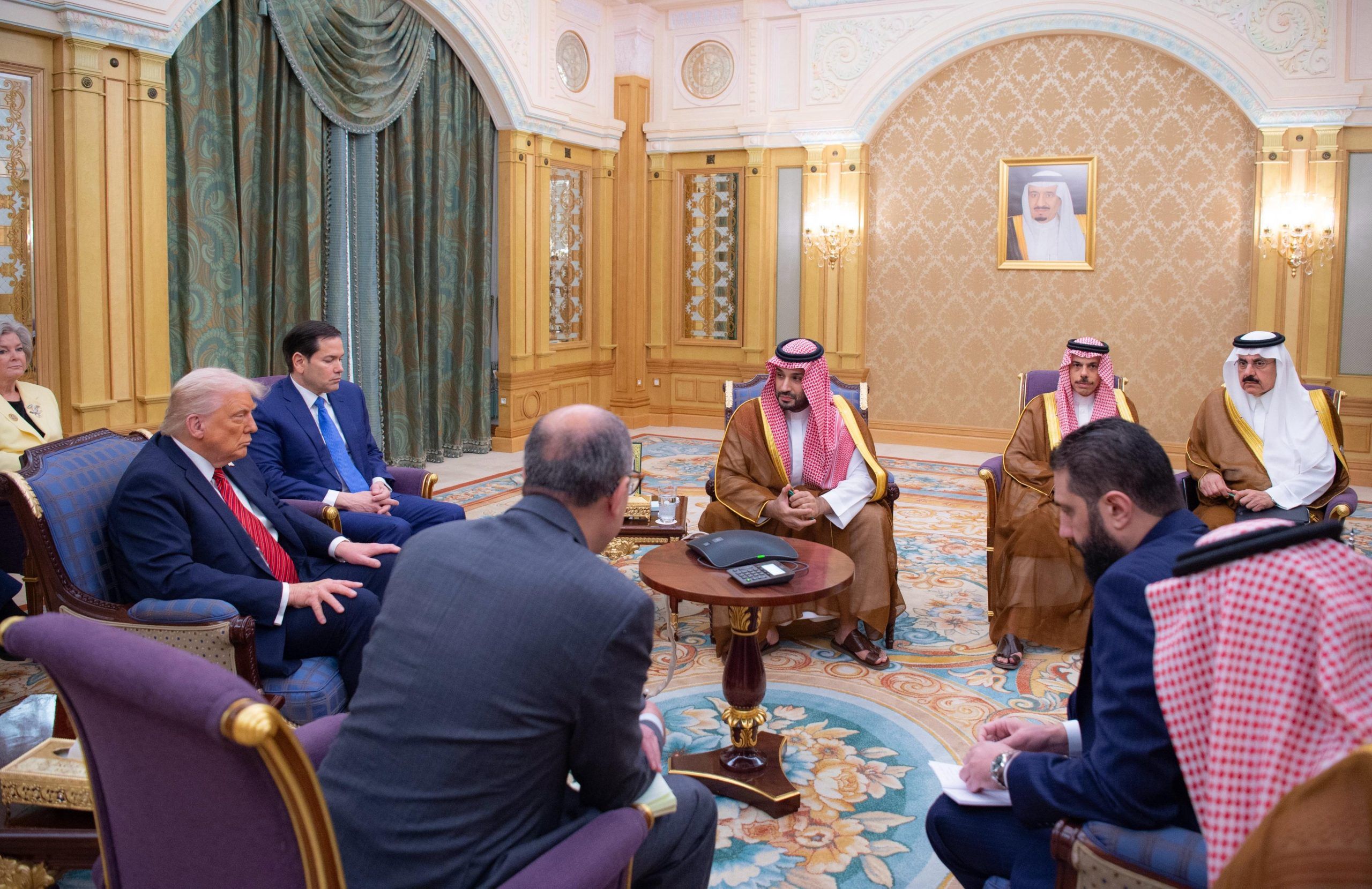 لقاء تاريخي في الرياض يجمع ولي العهد والرئيسين الأمريكي والسوري .. فيديو وصور