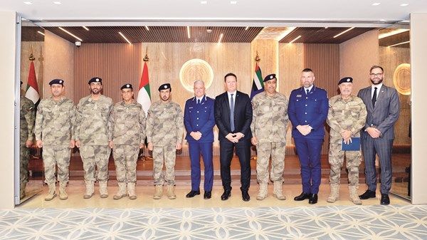 قائد عام شرطة أبوظبي ومفوض ورئيس الشرطة النيوزيلندية يبحثان تعزيز التعاون