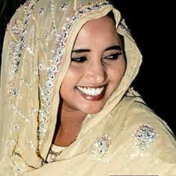 شاهد بالفيديو.. الفنانة فهيمة عبد الله “تحرج” شاب أثناء تقديمها وصلة غنائية في حفل خاص