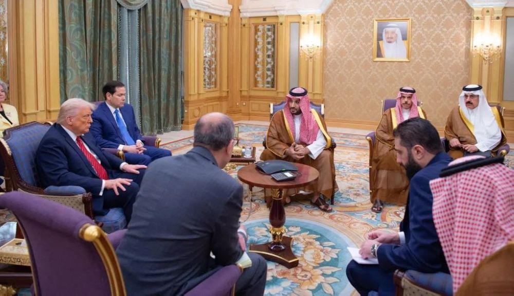 ناقش مستقبل دمشق.. تفاصيل لقاء ولي العهد والرئيسين الأمريكي والسوري