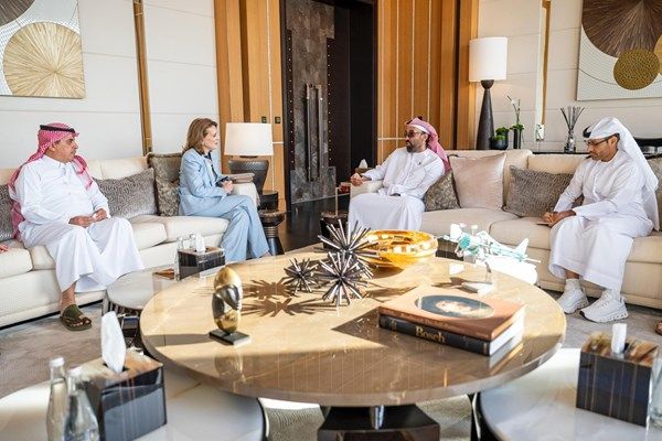 طحنون بن زايد يبحث مع روث بورات آفاق الذكاء الاصطناعي وتطبيقاته المتقدمة