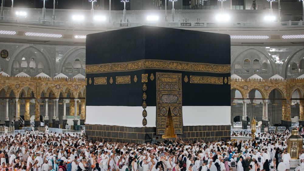 رفع كسوة الكعبة استعدادًا للحج.. حماية سنوية تُجسد عناية المملكة بالحرمين