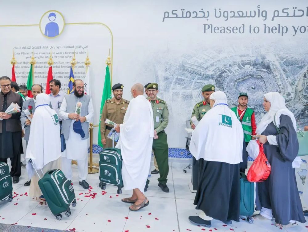 وصول أولى رحلات المستفيدين الباكستانيين من مبادرة "طريق مكة" إلى جدة