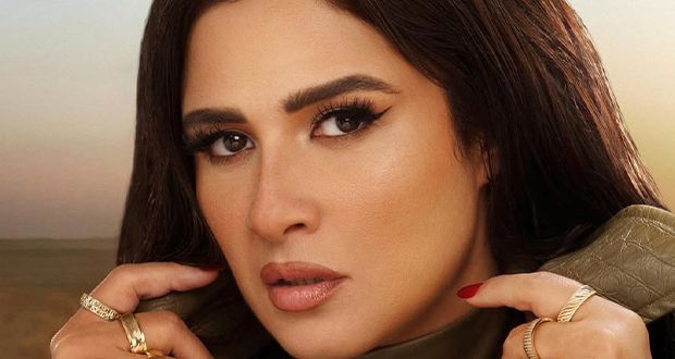 ياسمين عبد العزيز تحت النار.. “الغمز بقى لا إرادي” يثير الجدل