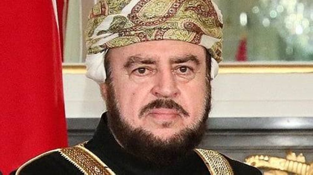الممثل الخاص لجلالة سلطان عمان يصل الرياض وفي مقدمة مستقبليه نائب أمير المنطقة