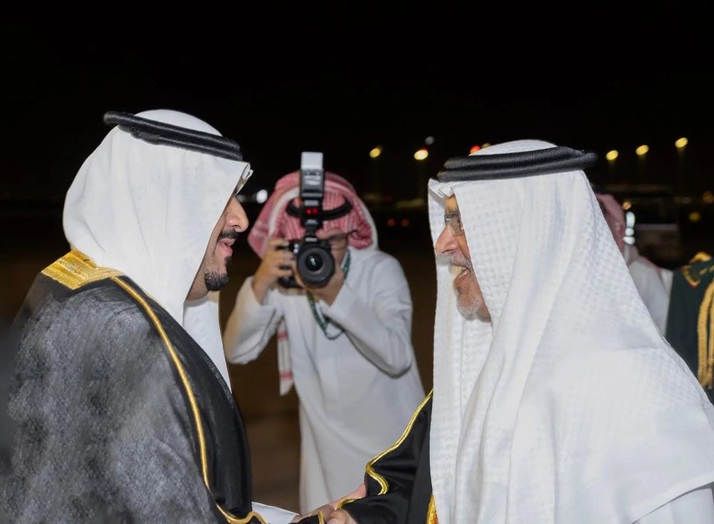 ولي عهد البحرين يصل الرياض ونائب أمير المنطقة في مقدمة مستقبليه