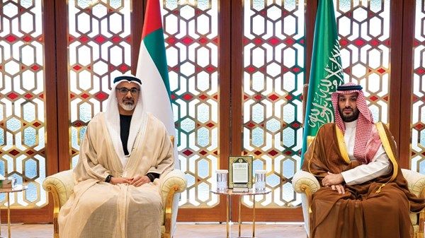 ولي عهد أبوظبي يلتقي ولي العهد السعودي على هامش القمة الخليجية الأميركية في الرياض