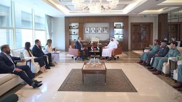سيف بن زايد يلتقي نائب رئيس الوزراء الصربي
