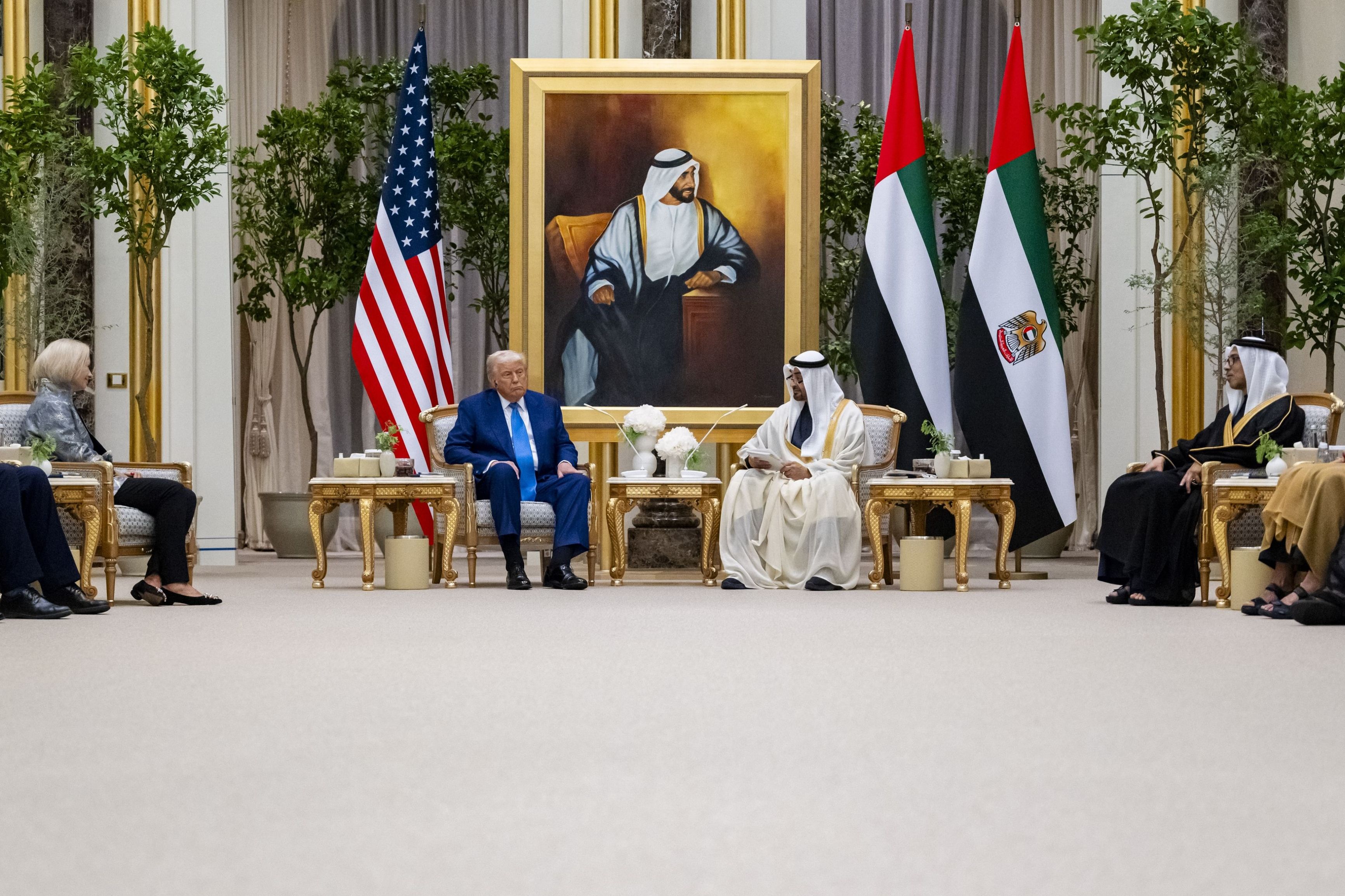 الامارات | رئيس الدولة يبحث والرئيس الأميركي العلاقات الإستراتيجية بين البلدين والتطورات الإقليمية