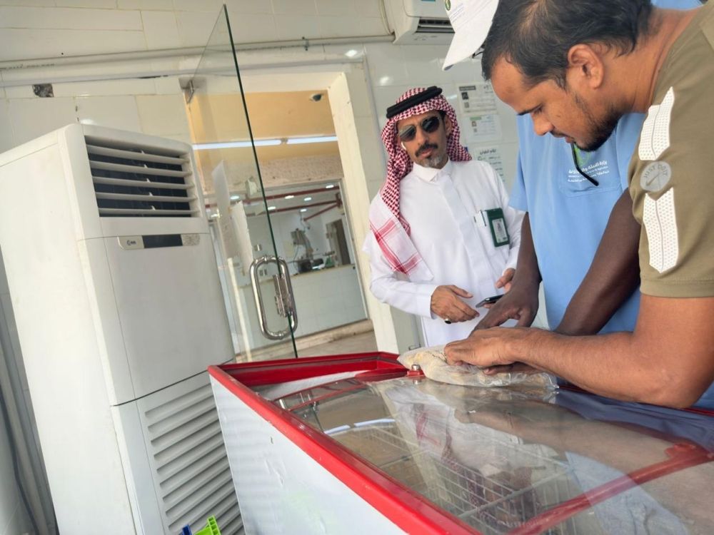 بالصور.. تنفيذ جولات رقابية في أسواق رابغ استعدادًا لموسم الحج
