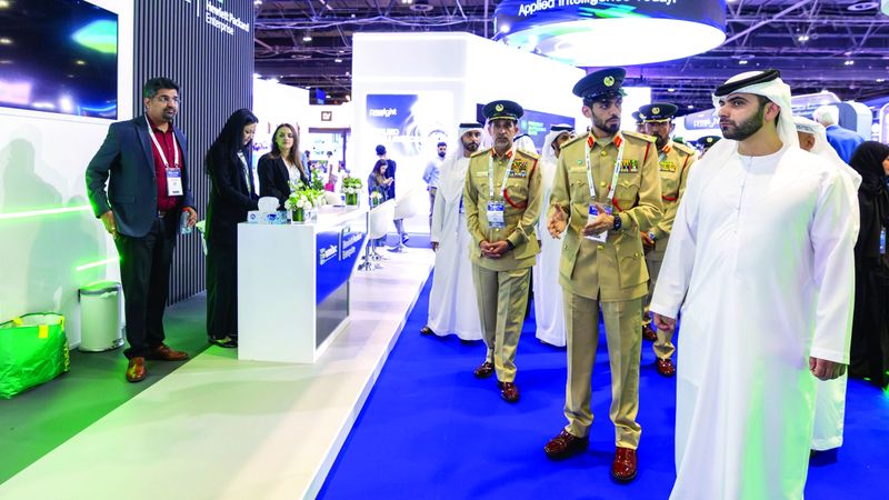 الامارات | منصور بن محمد يطّلع على تقنيات الذكاء الاصطناعي الأمنية في «معرض القمة الشرطية»