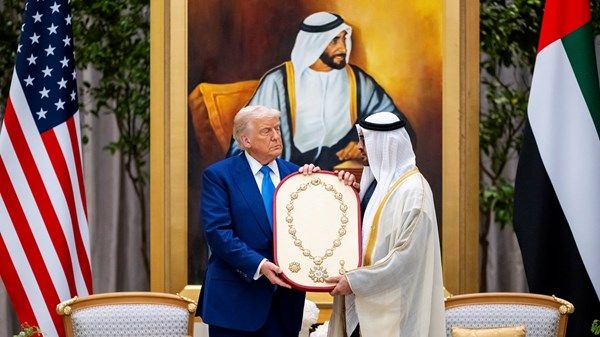 رئيس الدولة يمنح الرئيس الأميركي «وسام زايد» تقديراً لجهوده في تعزيز علاقات البلدين