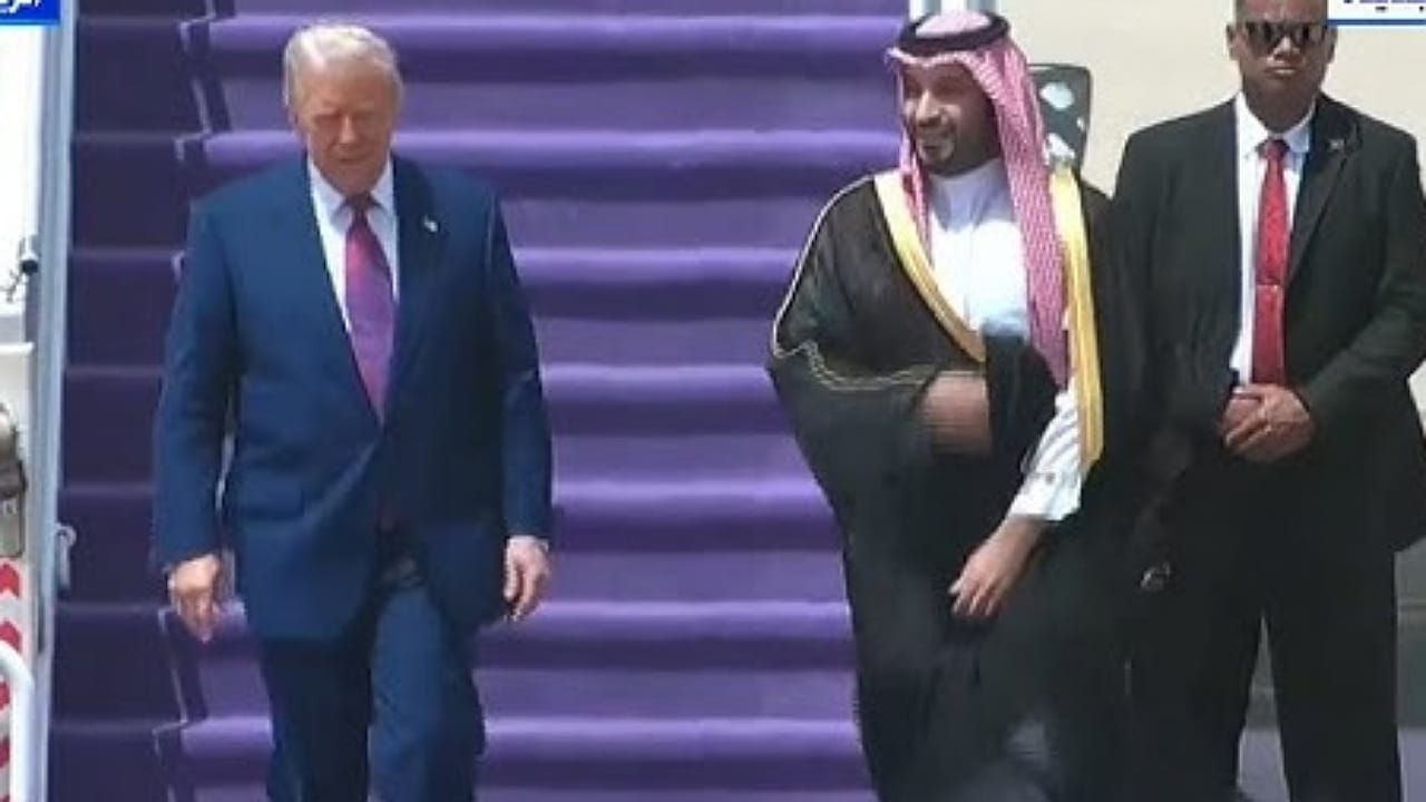 سر اختيار ترامب ربطة عنق بلون الخزامى خلال زيارته للمملكة .. فيديو