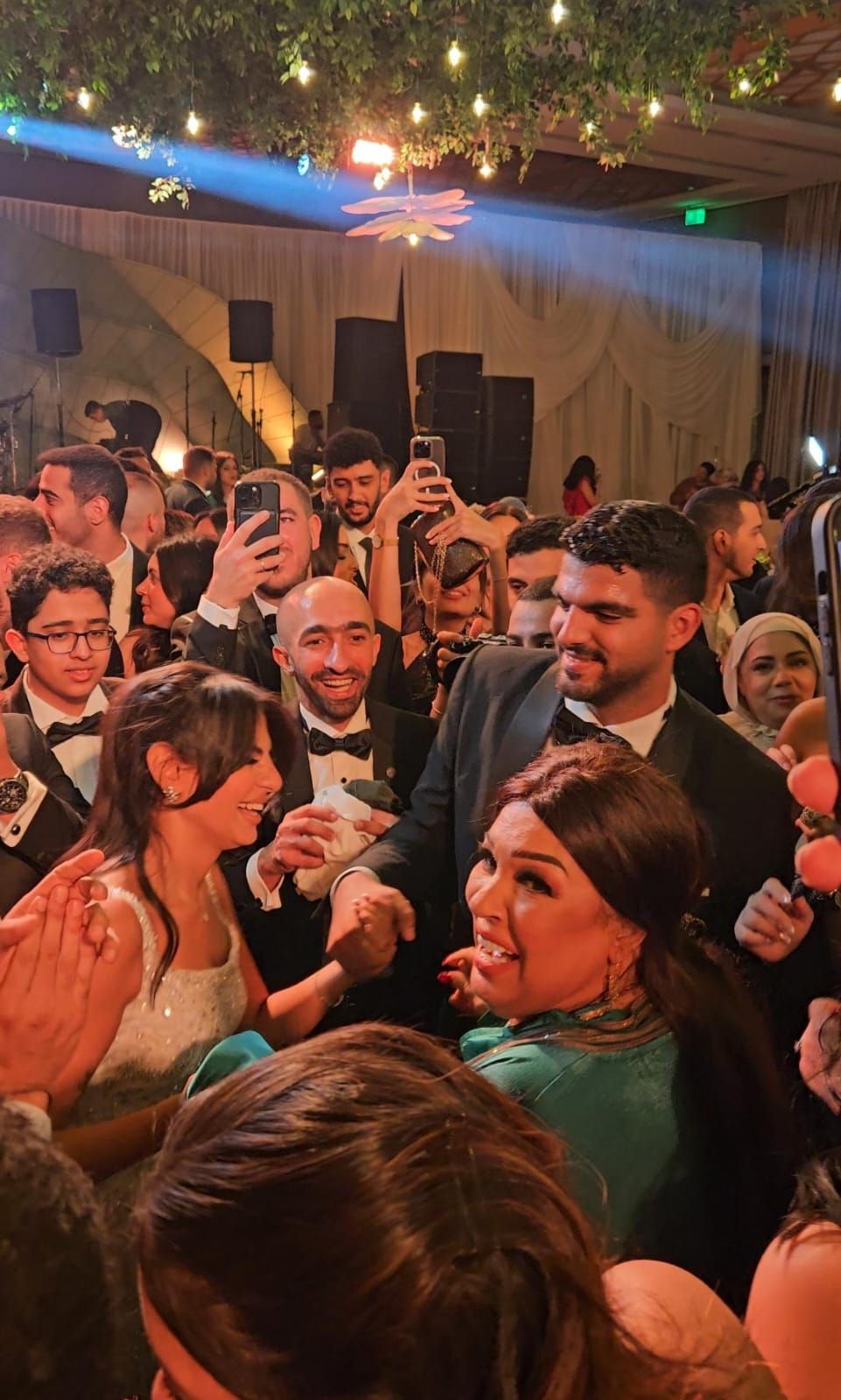 فيفى عبده تشعل حفل زفاف ابنة أمل رزق بالرقص على الأغانى الأجنبية (صور)