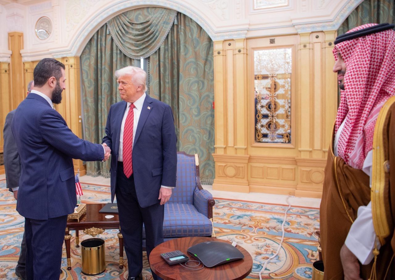 بالصور: ترامب يلتقي الشرع في الرياض غداة التعهد برفع العقوبات عن سورية
