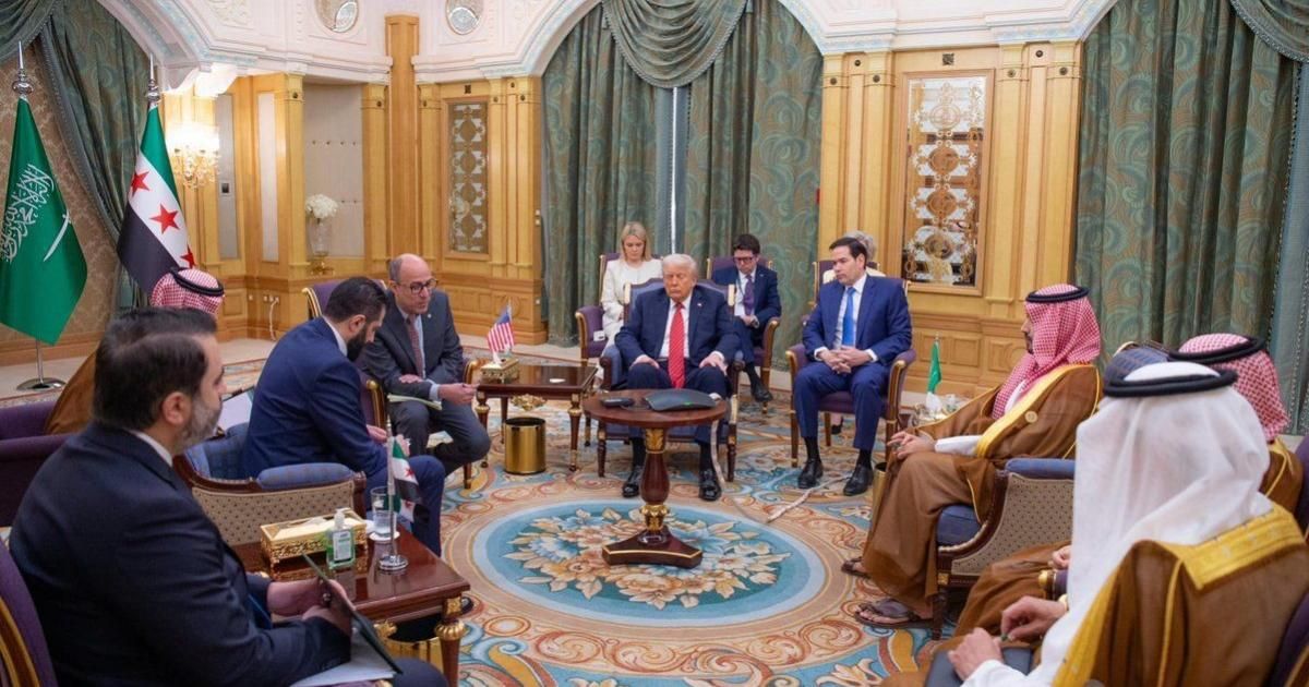 بالصور: ترامب يلتقي الشرع في الرياض غداة التعهد برفع العقوبات عن سورية