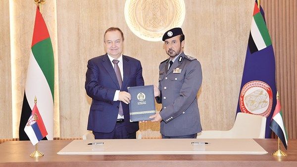 قائد شرطة أبوظبي يلتقي نائب رئيس الوزراء وزير الداخلية الصربي