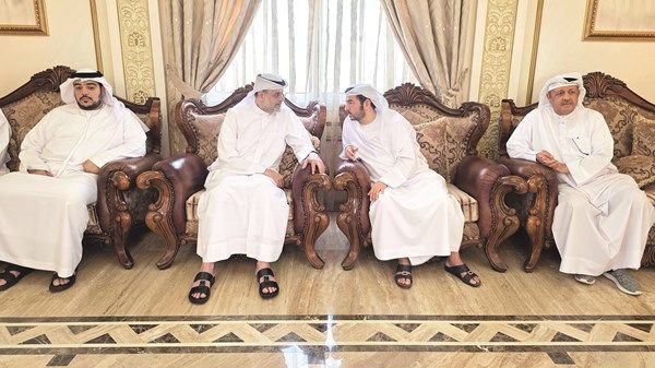 ولي عهد الشارقة وعبدالله بن سالم يعزيان في وفاة حسن أحمد عبدالله الخيال