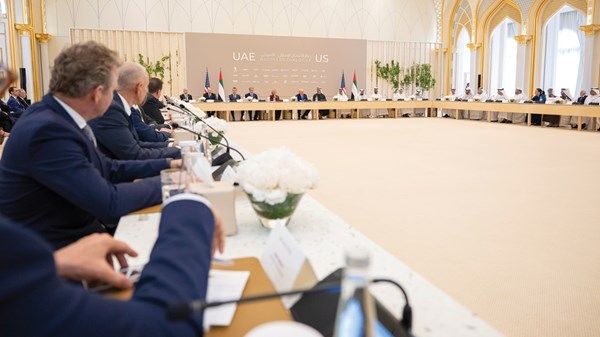 ولي عهد أبوظبي والرئيس الأميركي يشهدان حوار الأعمال الإماراتي الأميركي