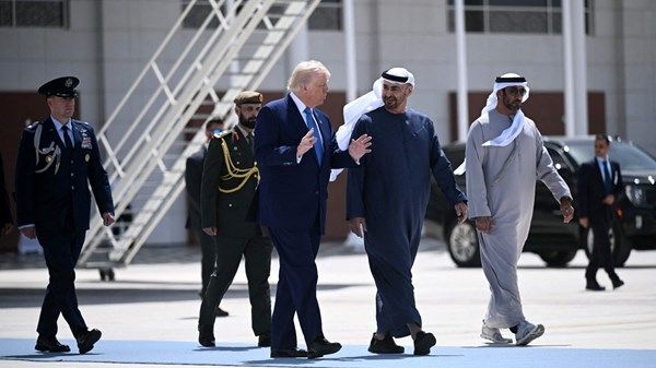 ودّعه رئيس الدولة.. الرئيس الأميركي يختتم زيارته إلى الإمارات