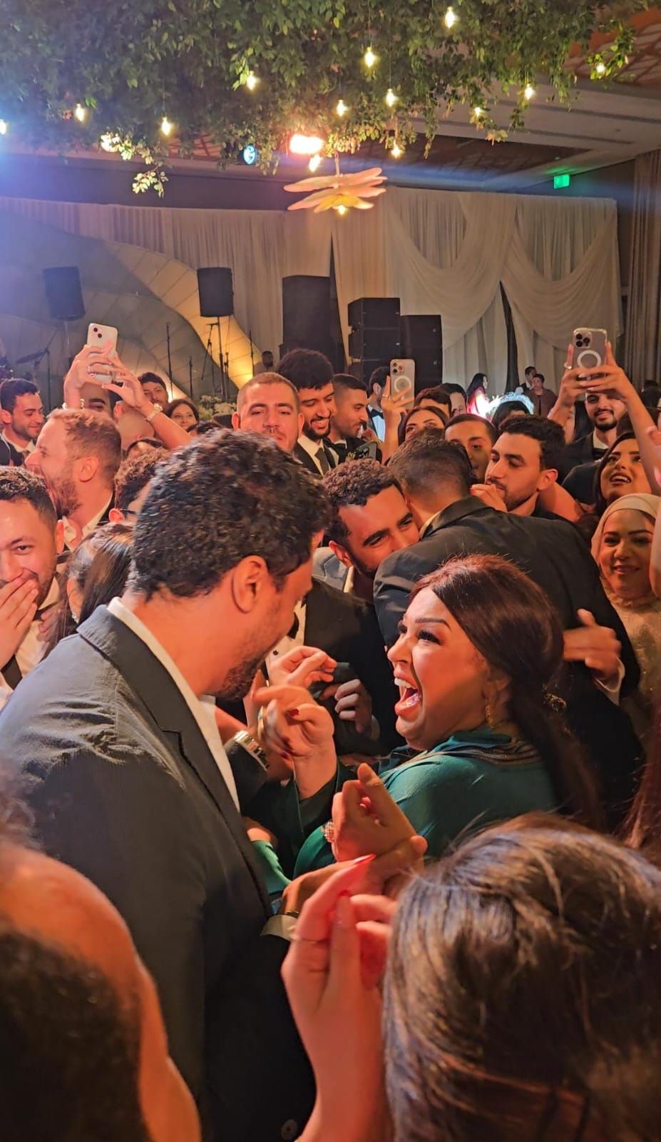 فيفى عبده تشعل حفل زفاف ابنة أمل رزق بالرقص على الأغانى الأجنبية (صور)