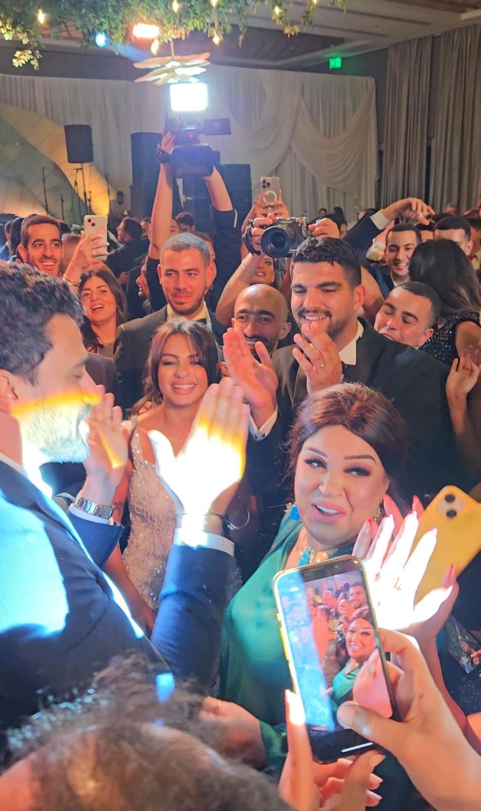 فيفى عبده تشعل حفل زفاف ابنة أمل رزق بالرقص على الأغانى الأجنبية (صور)