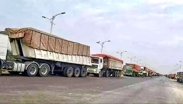 مليشيا الحوثي تفرض اتاوات مالية كبيرة على سائقي الشاحنات في الحديدة