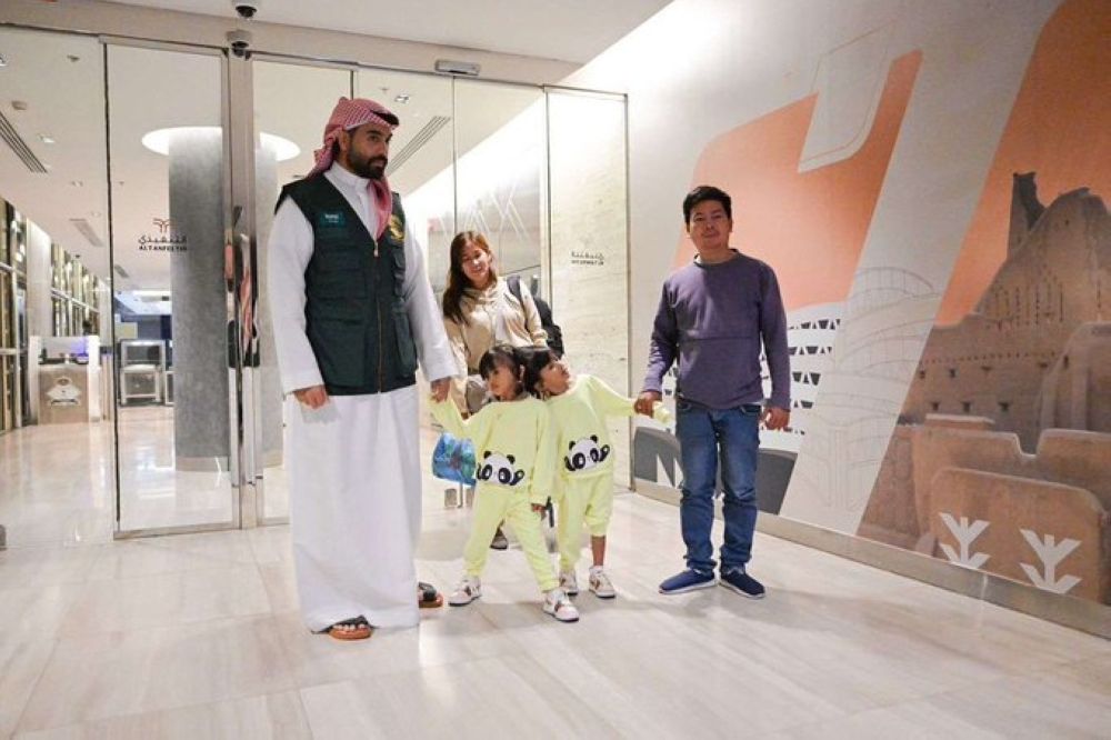 بتوجيهات من القيادة.. وصول التوأم السيامي الفلبيني إلى الرياض