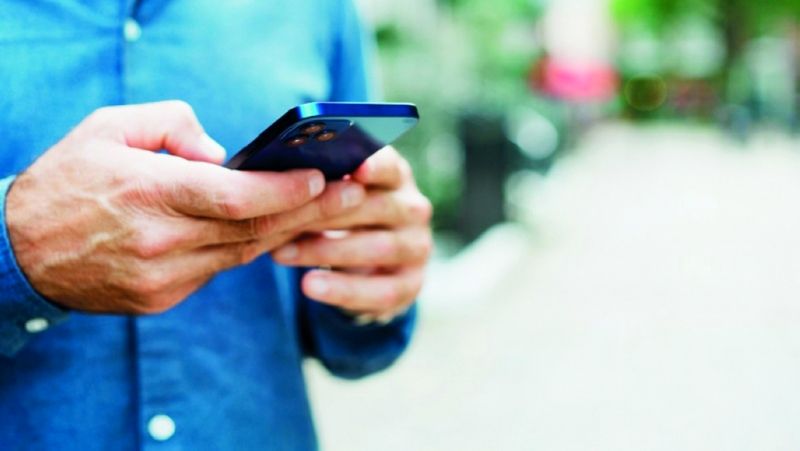 الامارات | مشاة يتصفحون «التواصل الاجتماعي» أثناء عبور الإشارات الضوئية