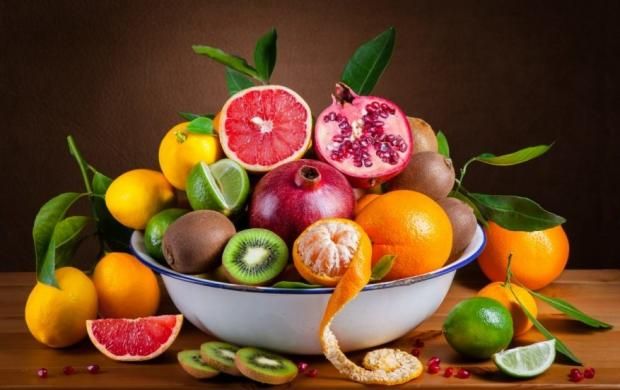 4 أطعمة ومشروبات تعزز نضارة البشرة وتحسن مظهرها