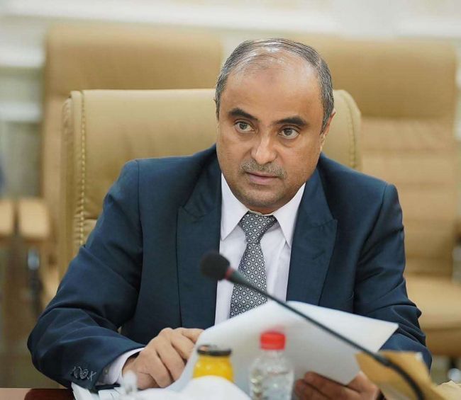 الرئيس بن بريك يحقق في ضرائب يفرضها المطار على المسافرين