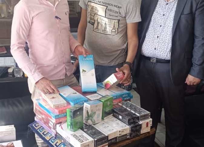 «مهربة جمركيًا».. مصادرة 930 علبة سجائر مجهولة المصدر في حملات تموينية بـ«منتزة الإسكندرية»