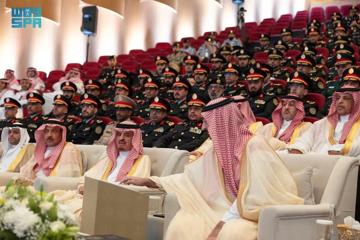 وزير الحرس الوطني يرعى حفل تخريج دفعة برنامجي القيادة والأركان والدراسات العسكرية.. صور