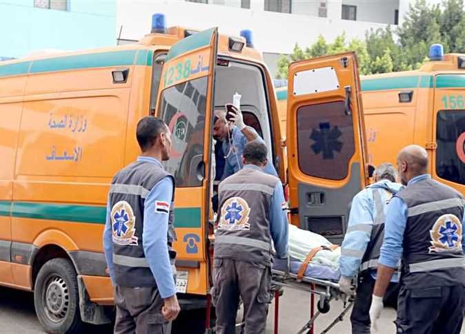 إصابة 3 أشخاص في اصطدام سيارة بعمود إنارة بـ المنيا