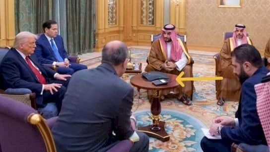 جهاز أسود في لقاء ترامب والشرع وولي العهد السعودي يثير جدلا كبيرا