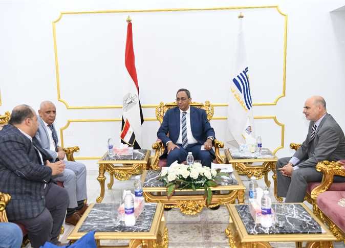 باستثمارات 42.2 مليون يورو.. محافظ قنا يبحث دعم مشروعات المياه والصرف الصحي