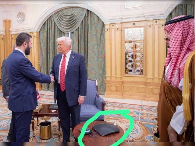 جهاز غامض أمام ترامب في لقائه مع الشرع وابن سلمان يثير الجدل – صور