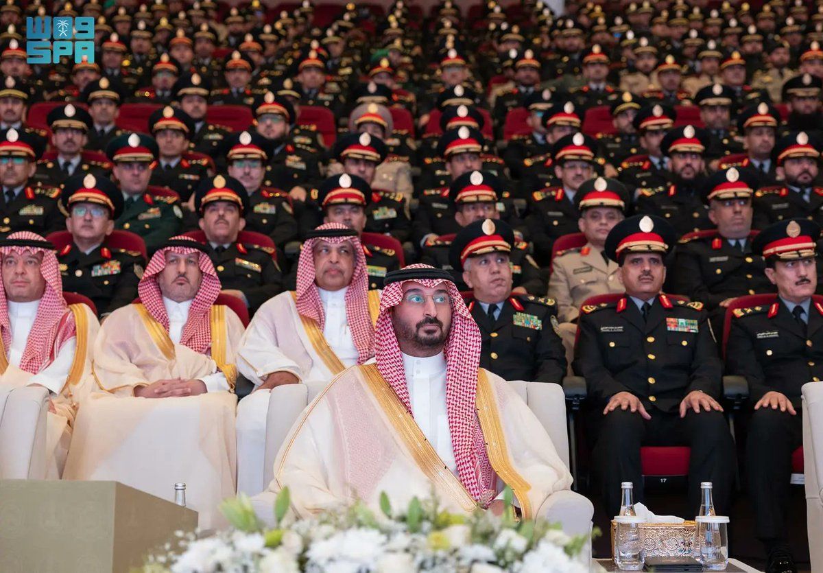 وزير الحرس الوطني يرعى حفل تخريج دفعة برنامجي القيادة والأركان والدراسات العسكرية.. صور
