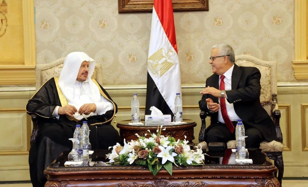 يجري مباحثات ولقاءات..  رئيس مجلس الشورى يصل مصر في زيارة رسمية