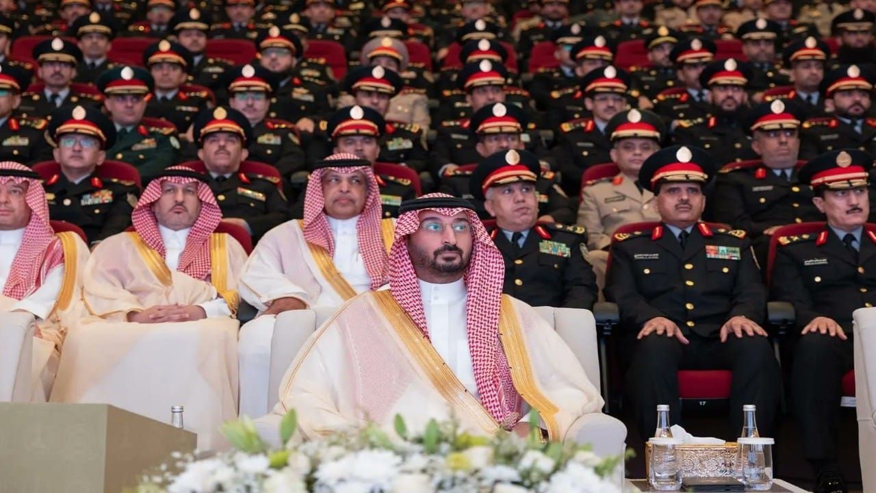 وزير الحرس الوطني يرعى حفل تخريج دفعة برنامجي القيادة والأركان والدراسات العسكرية.. صور