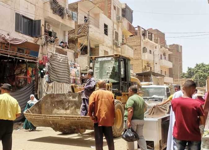 إزالة 230 حالة إشغال وتعدٍ بـ السوق التجارية في إدفو بـ أسوان