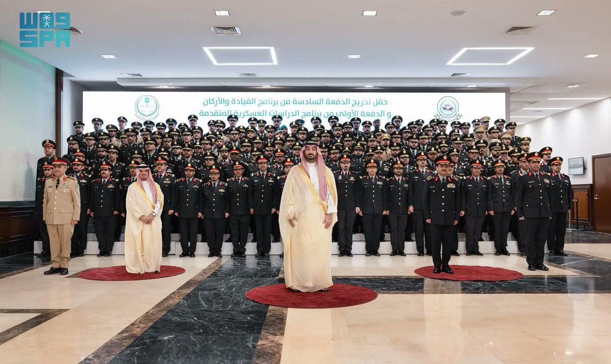 وزير الحرس الوطني يرعى حفل تخريج دفعة برنامجي القيادة والأركان والدراسات العسكرية.. صور