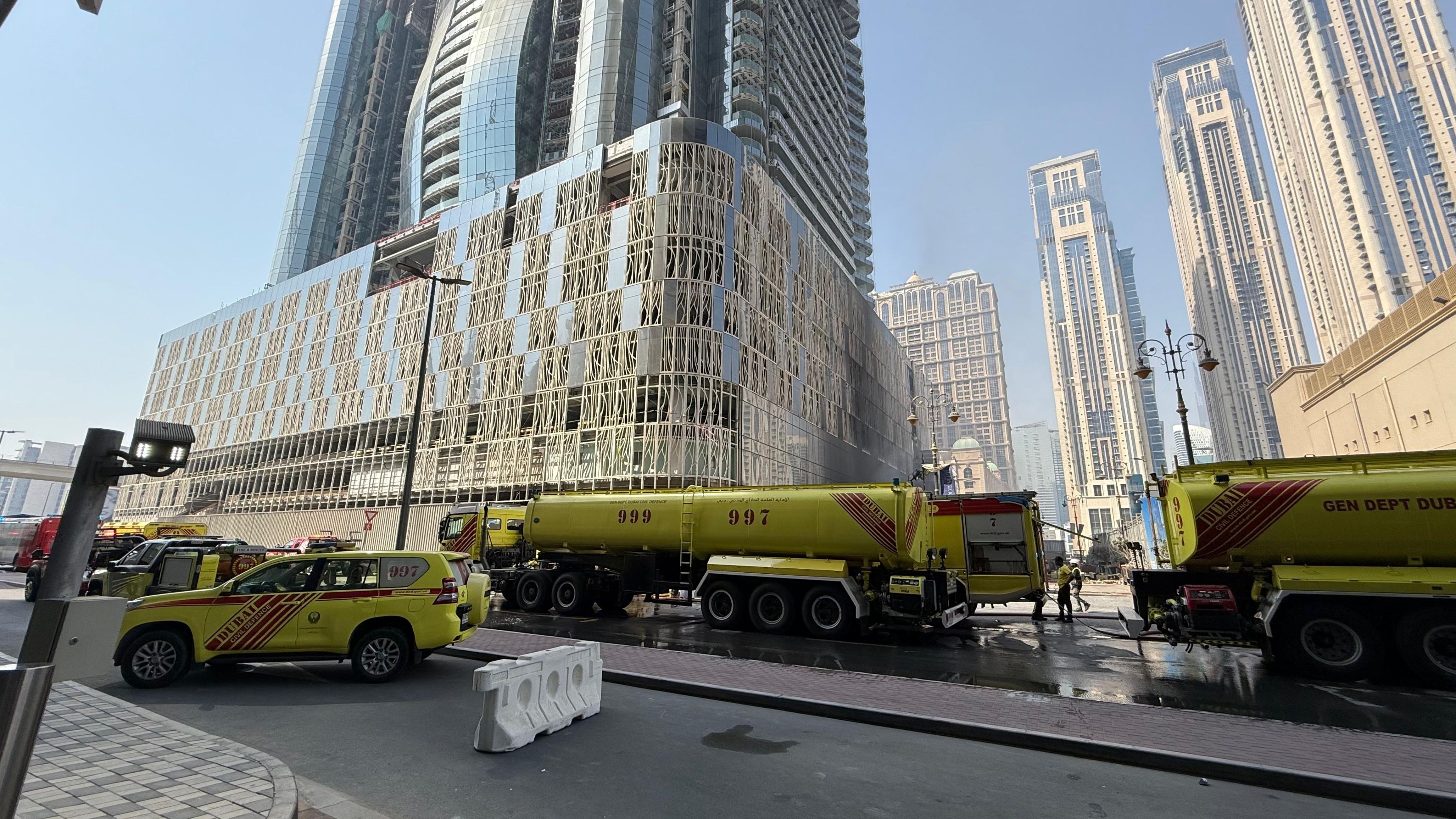 الامارات | دفاع مدني دبي يسيطر على حريق بمبنى قيد الإنشاء بمنطقة الحبتور سيتي
