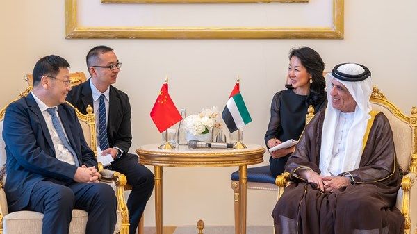 حاكم رأس الخيمة يستقبل وفدين حكوميين من الصين ويشهد توقيع اتفاقية في الطاقة الهيدروجينية