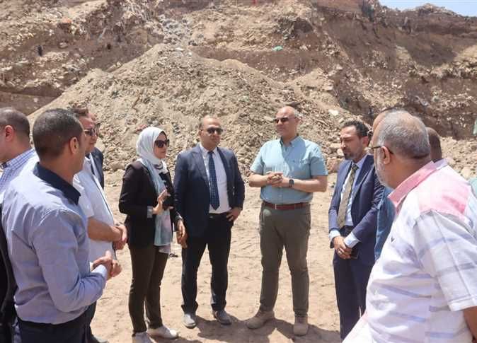لإزالة التراكمات التاريخية وتحويلها لمشروعات.. حملة مكبرة أسفل محور الفريق العصار