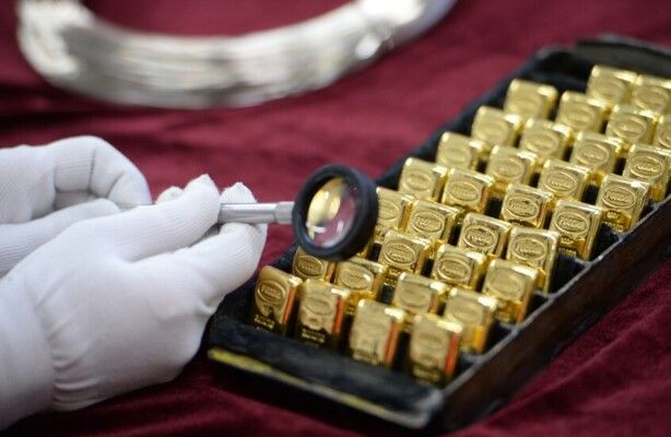 انخفاض أسعار الذهب مع ارتفاع طفيف للدولار