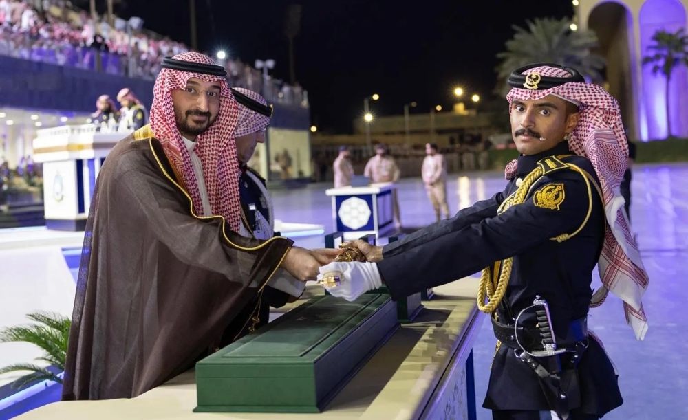 وزير الحرس الوطني يرعى حفل تخريج دفعتين من دورة تأهيل الضباط وكلية الملك خالد