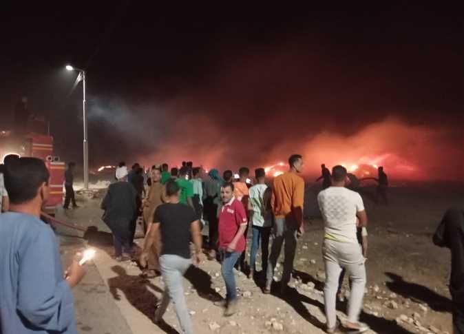 «حجب الرؤية».. اندلاع حريق بهيش في المنيا
