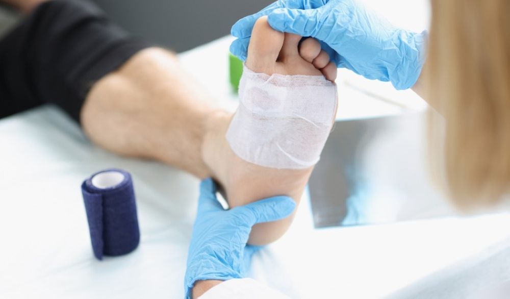 تجمع الرياض الصحي الأول يطلق مبادرة “فحص القدم السكري” لصحة الحجاج 