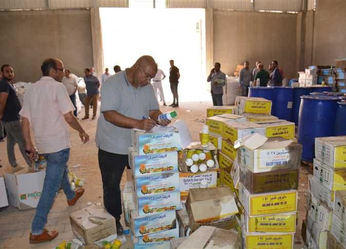 ضبط مخزن مبيدات زراعية منتهية الصلاحية ومجهولة المصدر بالمنطقة الصناعية بجمصة